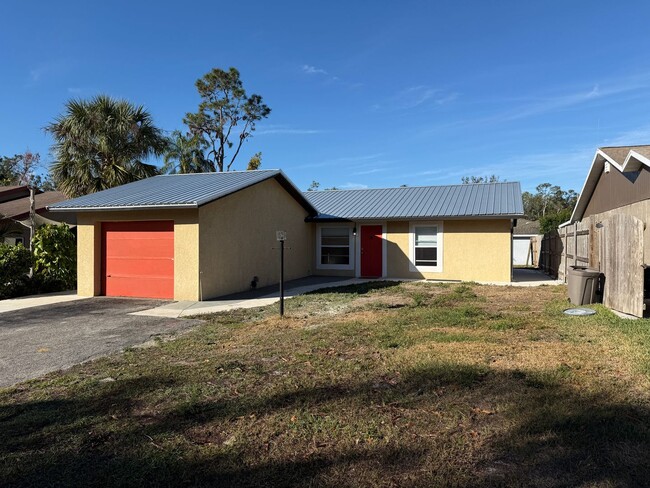 Building Photo - 2Bedroom 2 Bath Single Family Home W/1 Car...