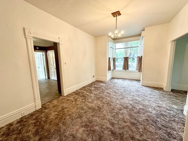 Building Photo - Charming 3 Bedroom Home Near Downtown Elle...