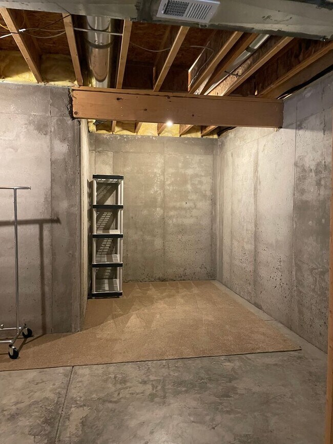 Building Photo - 3545 Big Ben Dr