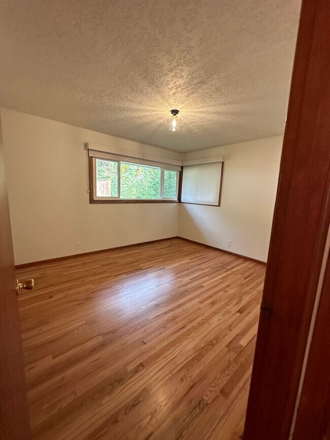 Building Photo - GORGEOUS RANCH STYLE HOME ON HUGE MANICURED LOT IN GARDEN HOME IN SW PORTLAND