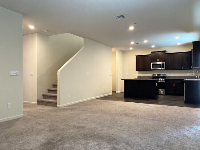 Building Photo - Spacious 4 bedroom/2 bath home waiting to ...