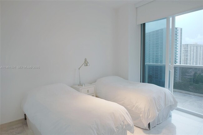 Building Photo - 15811 Collins Ave