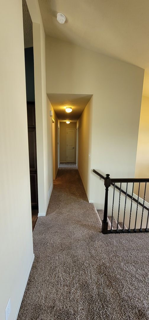 Building Photo - Location, Charm and Comfort!