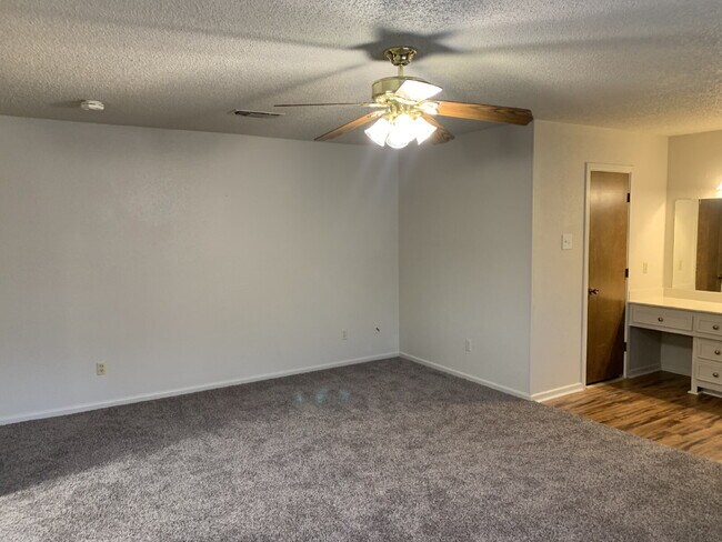 Building Photo - Beautiful Home in a Well Established Neigh...