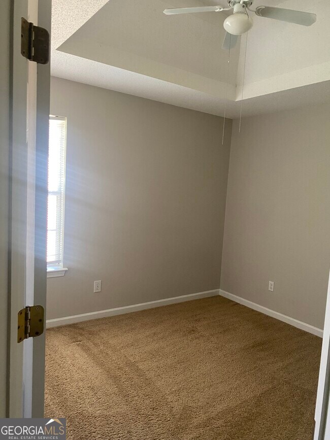 Building Photo - 553 Wren Walk