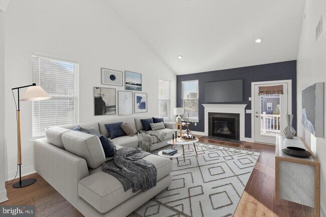 Building Photo - 10 Ladbroke Dr