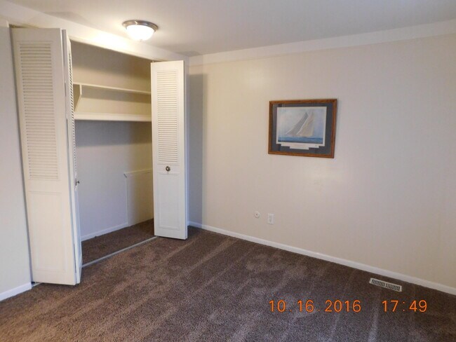 Building Photo - 444 N Fox Hills Dr