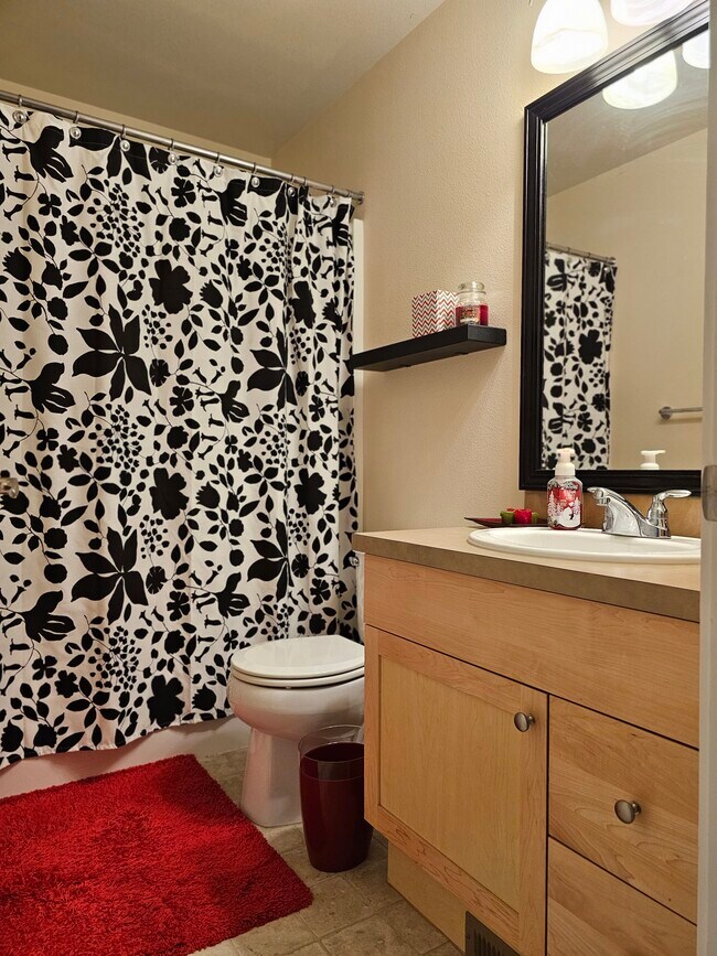 Guest bathroom - 2nd floor - 12231 NE 109th Pl