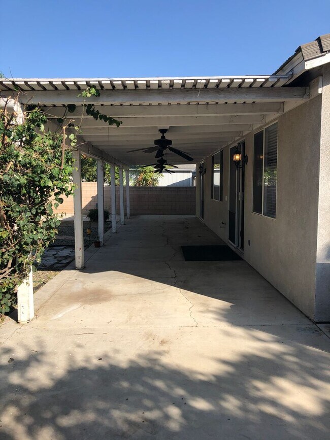 Building Photo - 3117 Thoroughbred St
