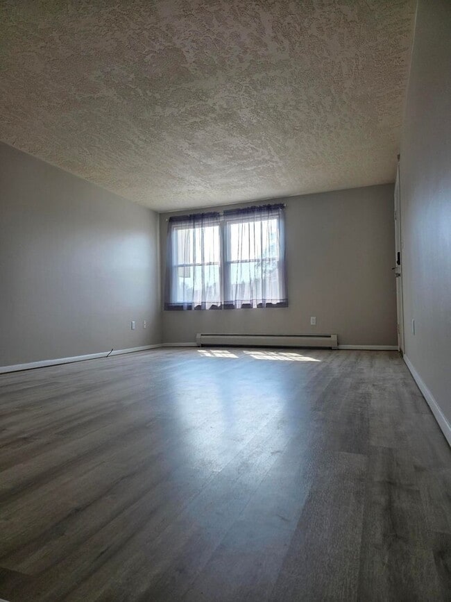 Building Photo - 500 A