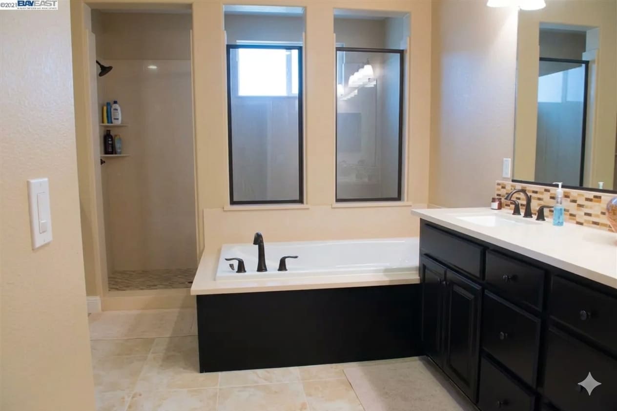 Master Bathroom - 3335 Central Pky