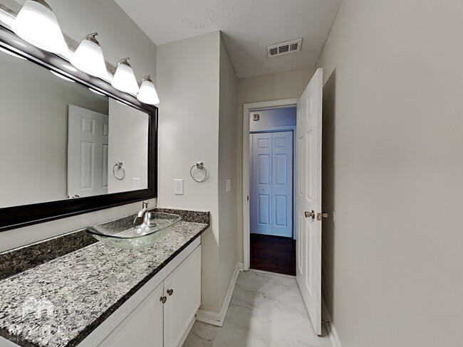 Building Photo - 207 Lake Forest Dr