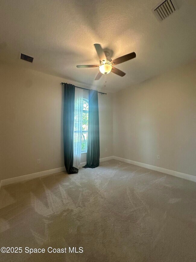Building Photo - 2738 Spur Dr
