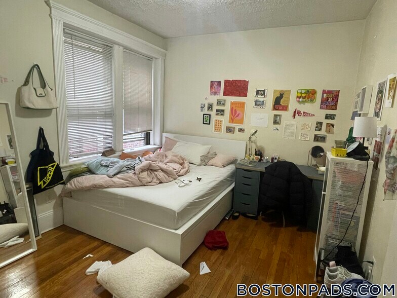 Building Photo - 463 Park Dr