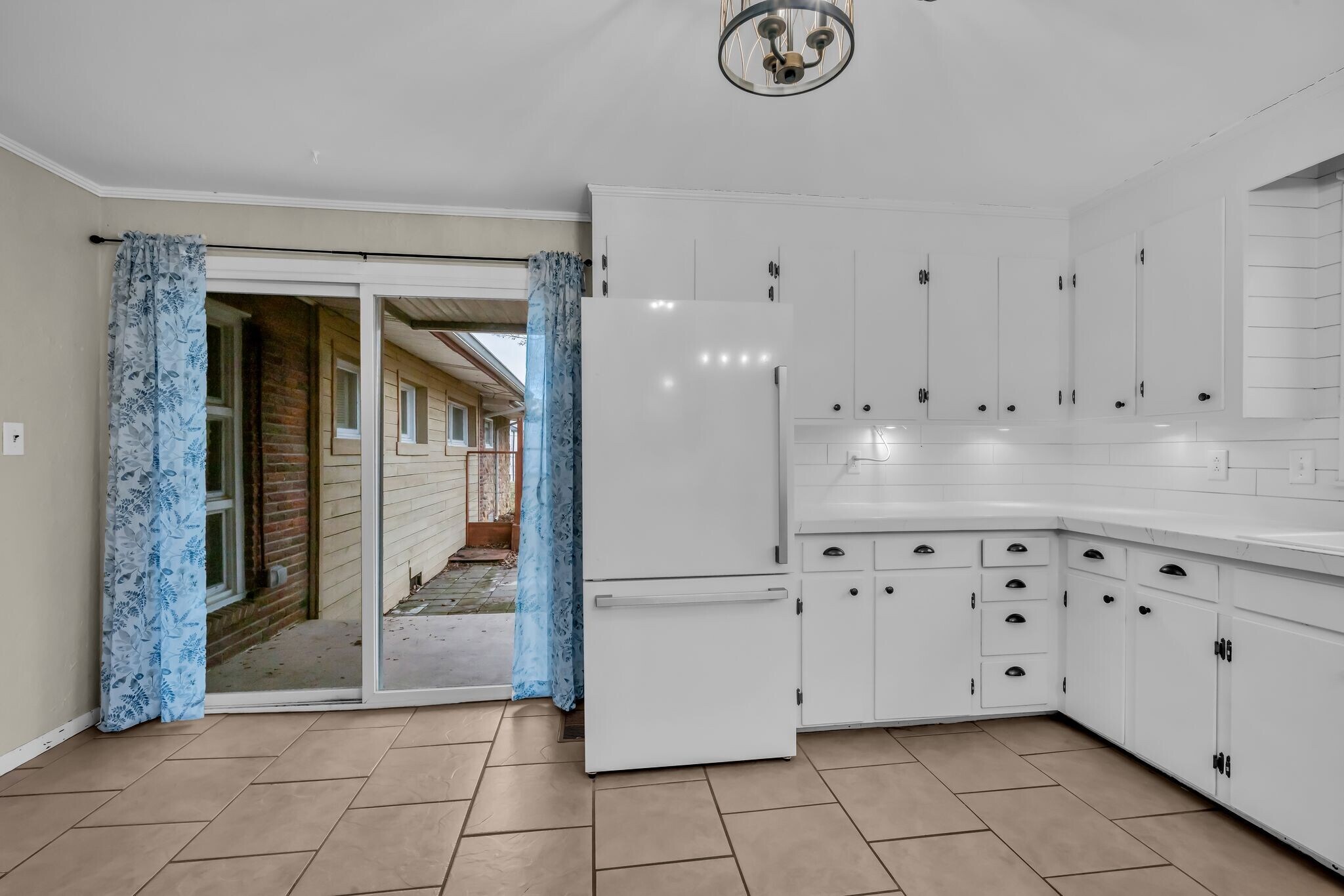 Building Photo - 205 W Lake Dr