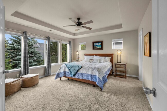 Building Photo - Stunning furnished home located in the des...