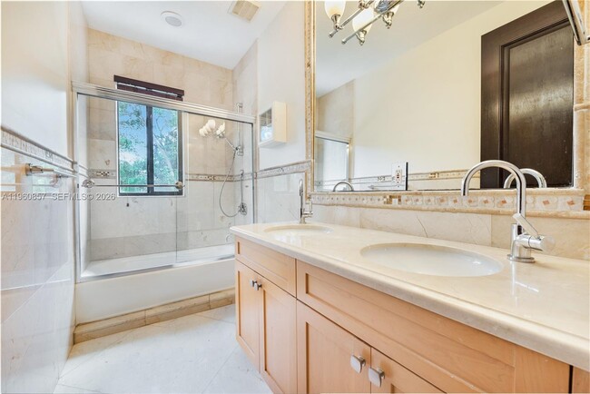 Building Photo - 5621 SW 68th Ct