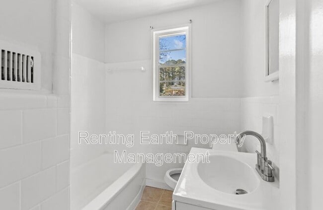 Building Photo - 628 Annie Laura Dr