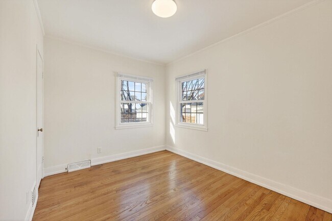 Building Photo - 514 W Lakeside St