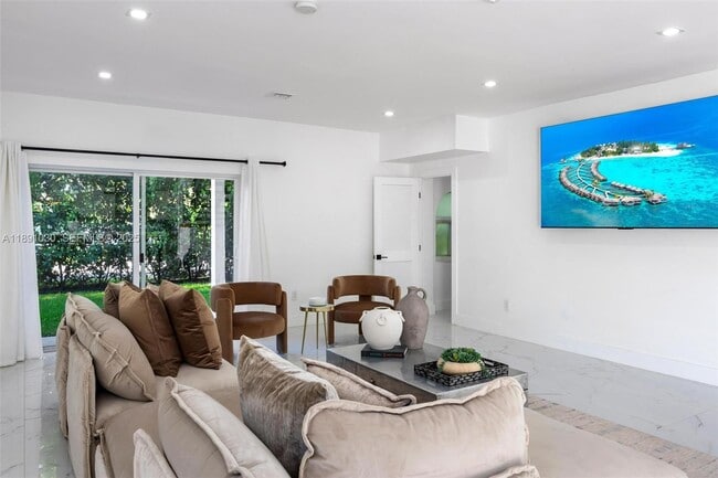 Building Photo - 1651 SW 13th Ave