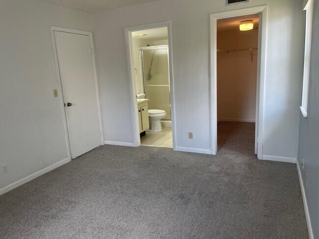 Building Photo - 7070 Golf Colony Ct