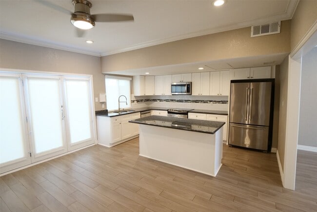 Building Photo - 850 Threadneedle St