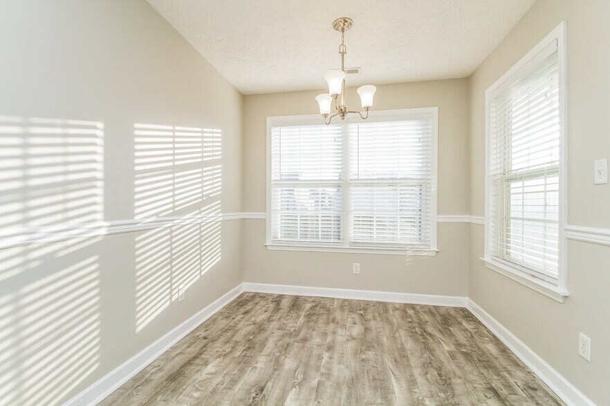 Building Photo - 1625 Beaconcrest Cir