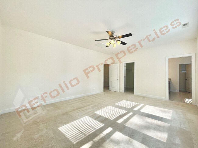 Building Photo - Beautiful 5 Bedroom End Unit Townhouse wit...