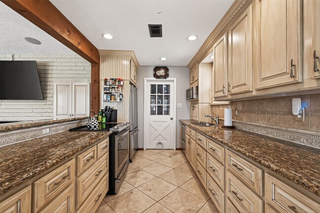 Building Photo - 805 Camelot Ln