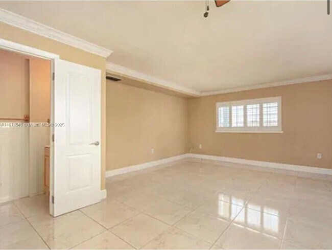 Building Photo - 633 NE 2nd Ave