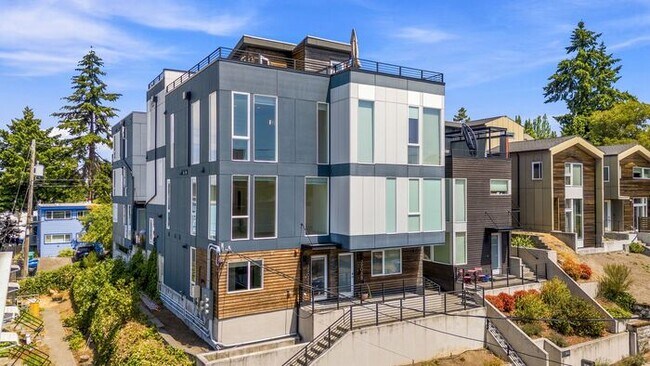 Building Photo - Stunning Columbia City Townhome w/ Views and Air Conditioning