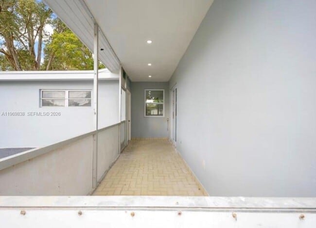 Building Photo - 816 N Golf Dr