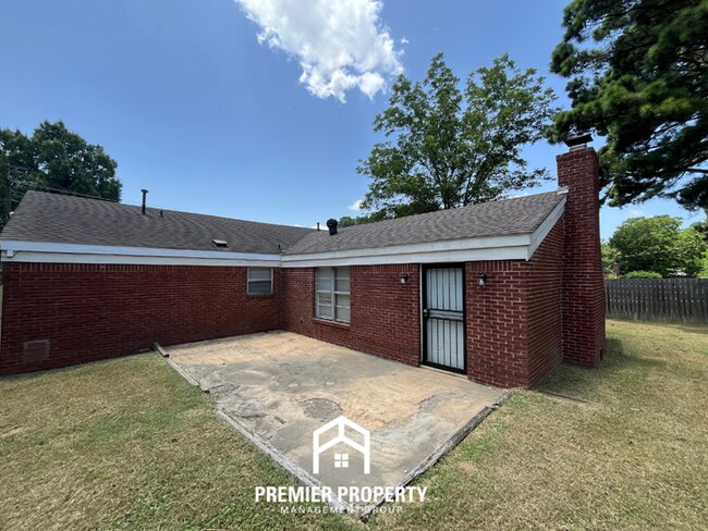 Building Photo - 3BR/1.5BA Memphis Rental with Tile Flooring, Brick Fireplace & Fenced Yard
