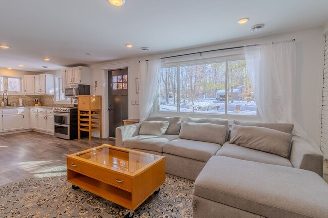 Building Photo - Quiet Cottage in the Trees