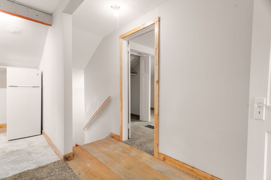Building Photo - 552 1st Ct