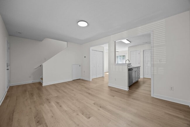 Building Photo - Newly Renovated Townhome!