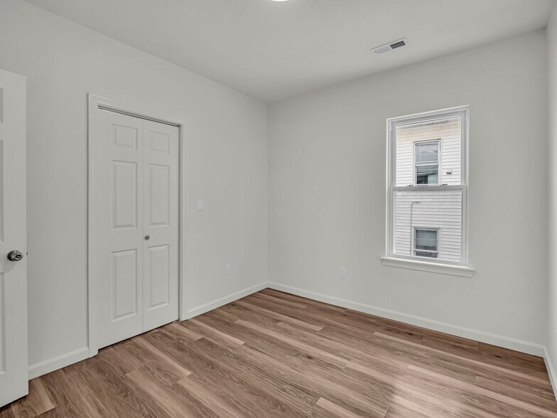 Building Photo - 12 Alpine St