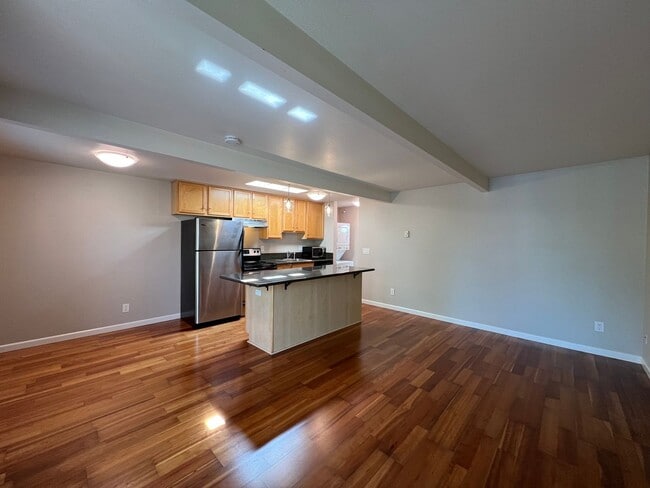 Building Photo - PENDING APPLICATIONS - RICHMOND ONE BEDROOM AVAILABLE FOR IMMEDIATE MOVE-IN - SEE LISTING FOR SPE...