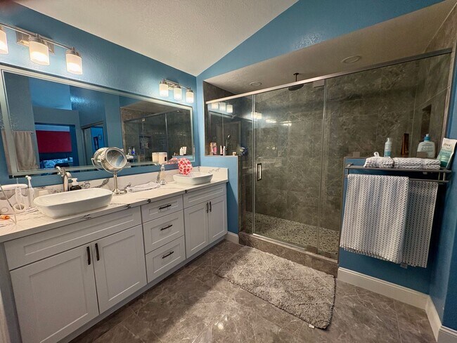 Building Photo - Spacious Living in a Beautifully Updated 4 Bedroom Home!