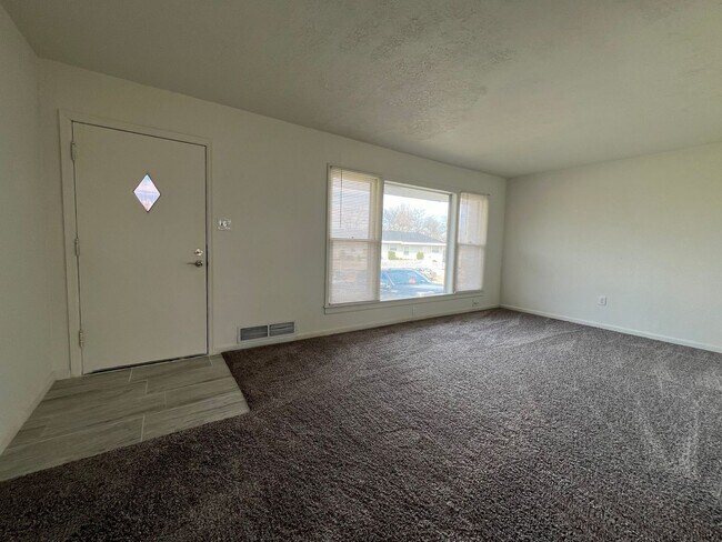 Building Photo - 1120 NW Carroll Dr
