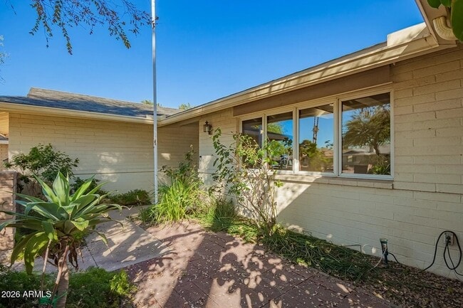 Building Photo - 650 E Malibu Dr