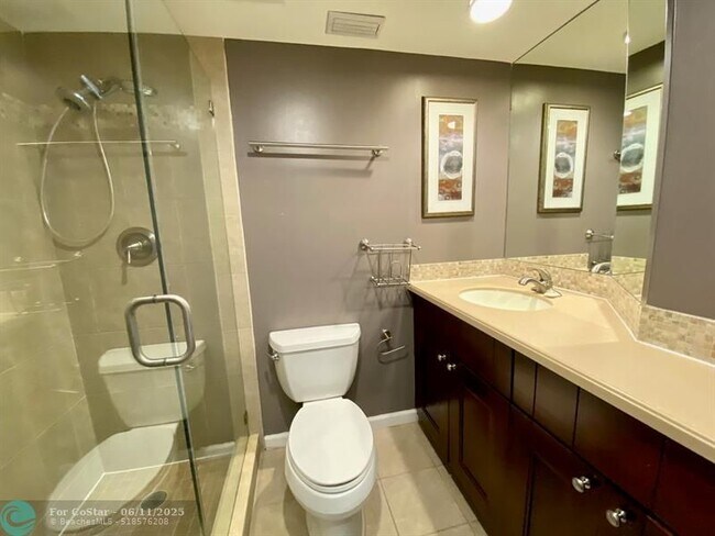 Building Photo - 1050 SE 15th St