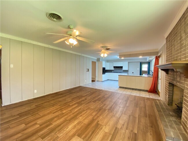 Building Photo - 536 W Yoakum Ave