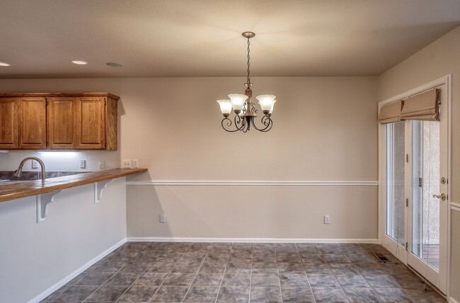 Building Photo - Spacious townhome in desirable Northgate c...