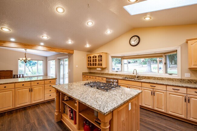 Building Photo - Must See in Bartel’s Canyon View Estates!