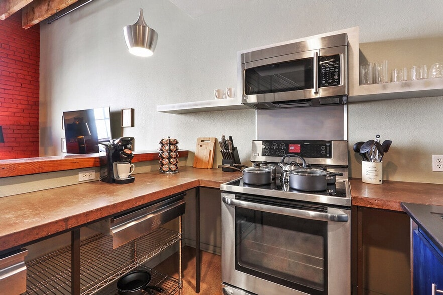 Building Photo - 1041 Constance St