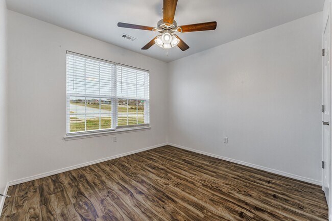 Building Photo - Newly updated home