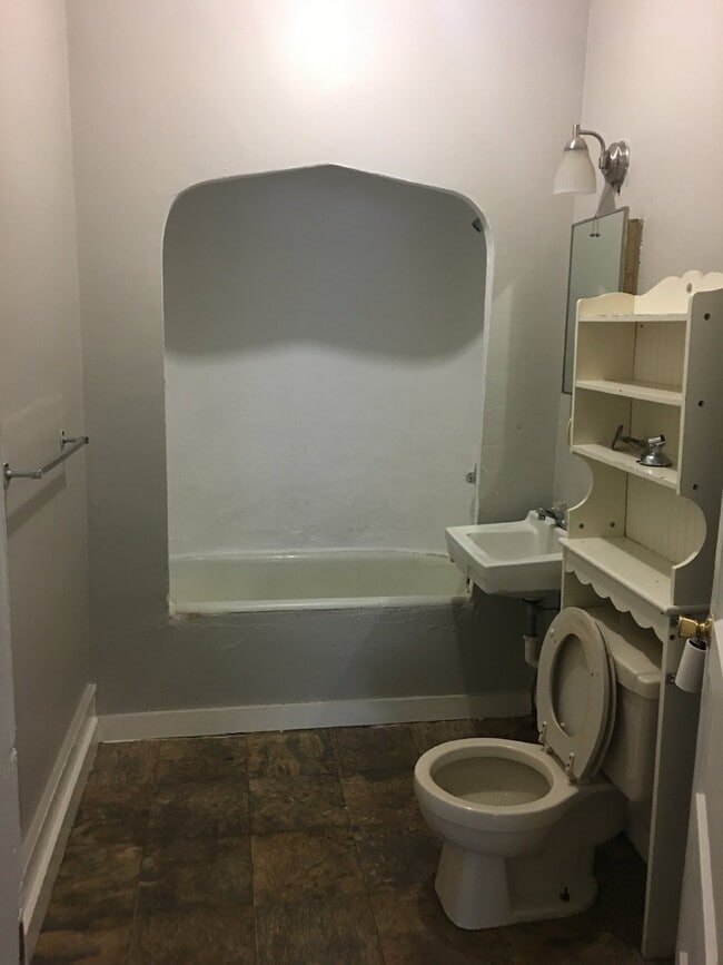 Building Photo - Charming 2 Bed, 1 Bath Home with Spacious ...