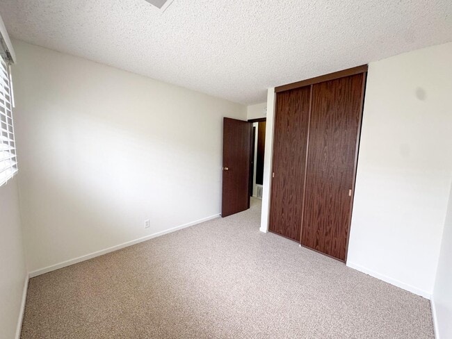 Building Photo - 26 Camelot Ct