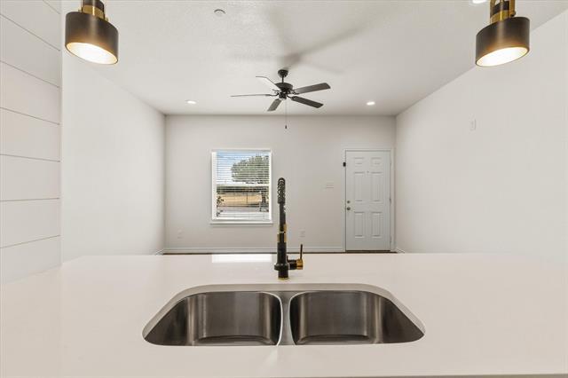 Building Photo - 1402 Courtney Pl